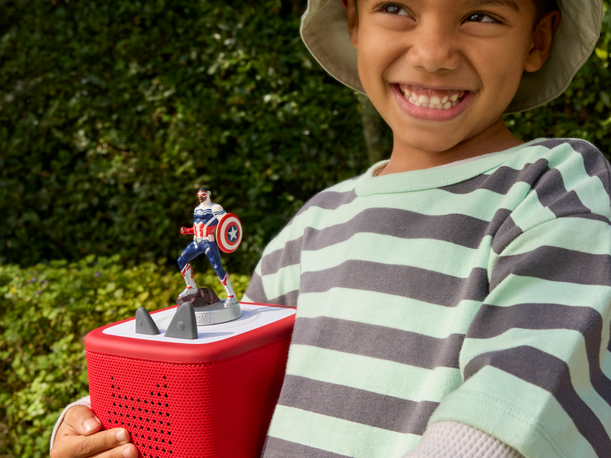 child playing with MARVEL Captain America Tonie and a Toniebox 2